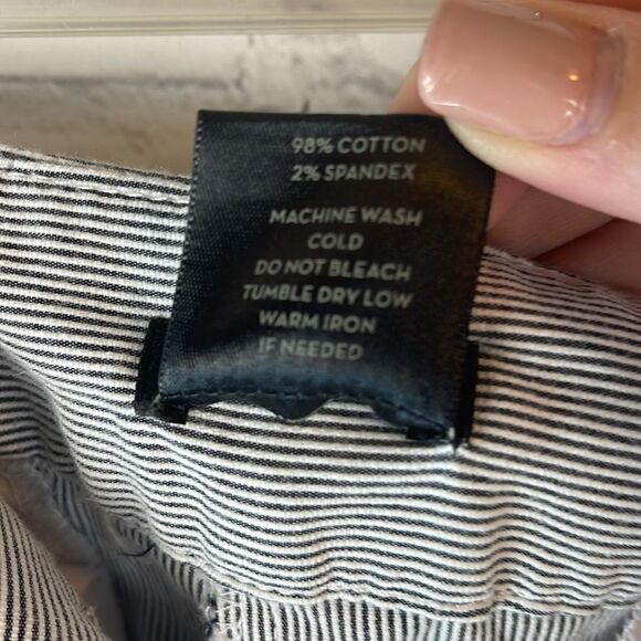 Ann Taylor Seersucker Capris Curvy 12 - Picture 6 of 9